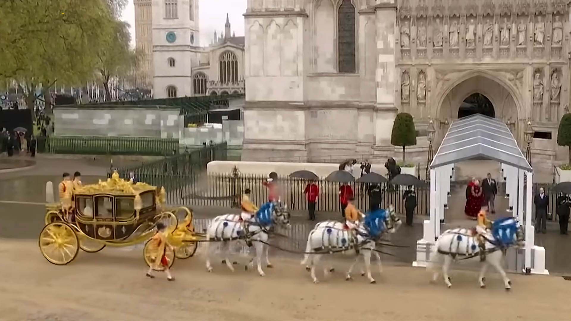 L'arrivo di Carlo III all'Abbazia di Westminster sul Gold State Coach il giorno dell'incoronazione. Il Gold State Coach  la sontuosa carrossa reale trainata da 8 cavalli bianchi del Re d'Inghilterra, realizzata tra il 1760 e il 1762.