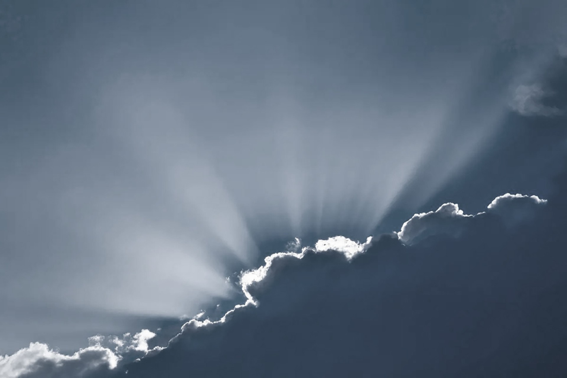 La lineatura argentea creata dalla luce del sole dietro le nuvole, metafora che c' luce anche nei giorni bui