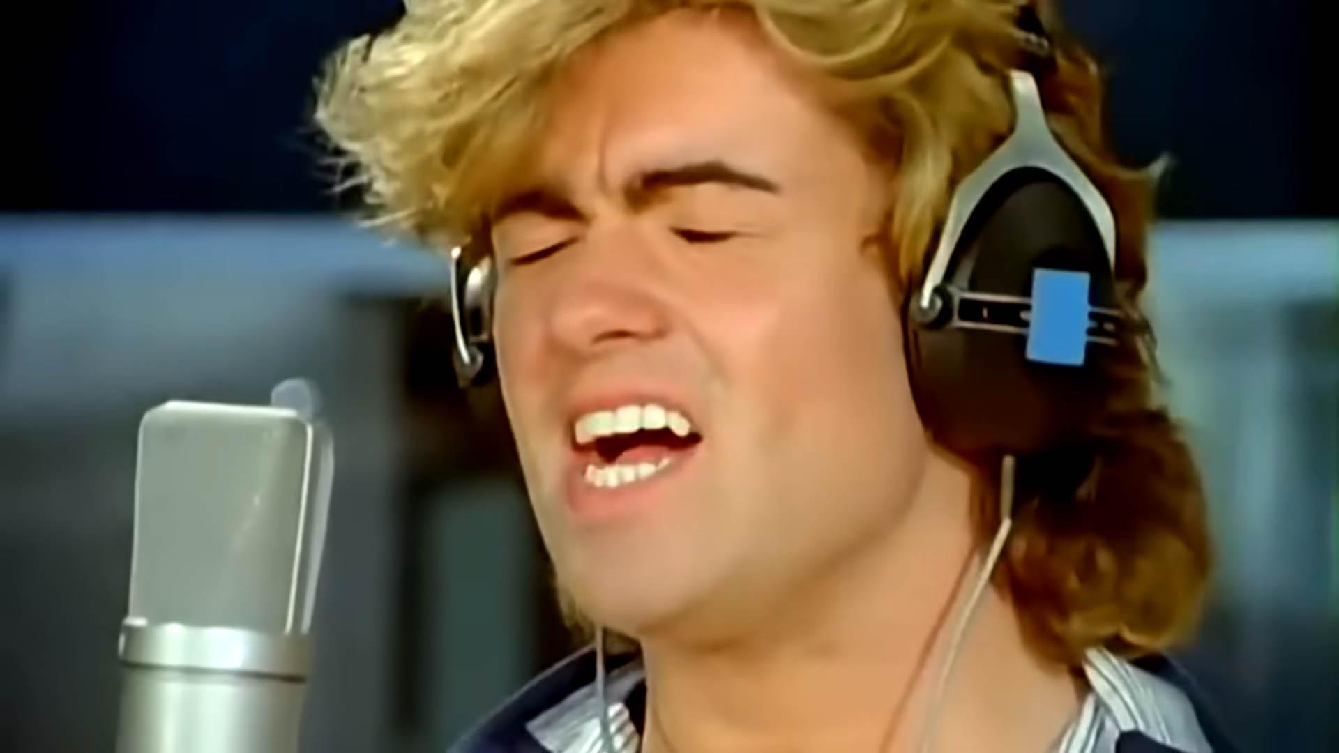 Una fermo immagine che raffigura George Michael dal videoclip della canzone originale del 1984. Un doveroso tributo a un artista che ci ha lasciato.
