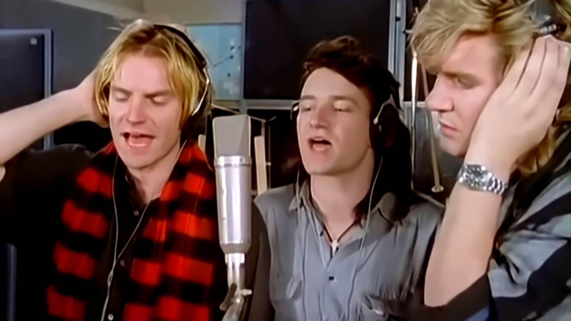Una fermo immagine del videoclip della canzone originale del 1984 che raffigura Sting, Bono e Simone Le Bon, tre icone musicali emergenti dell'epoca.