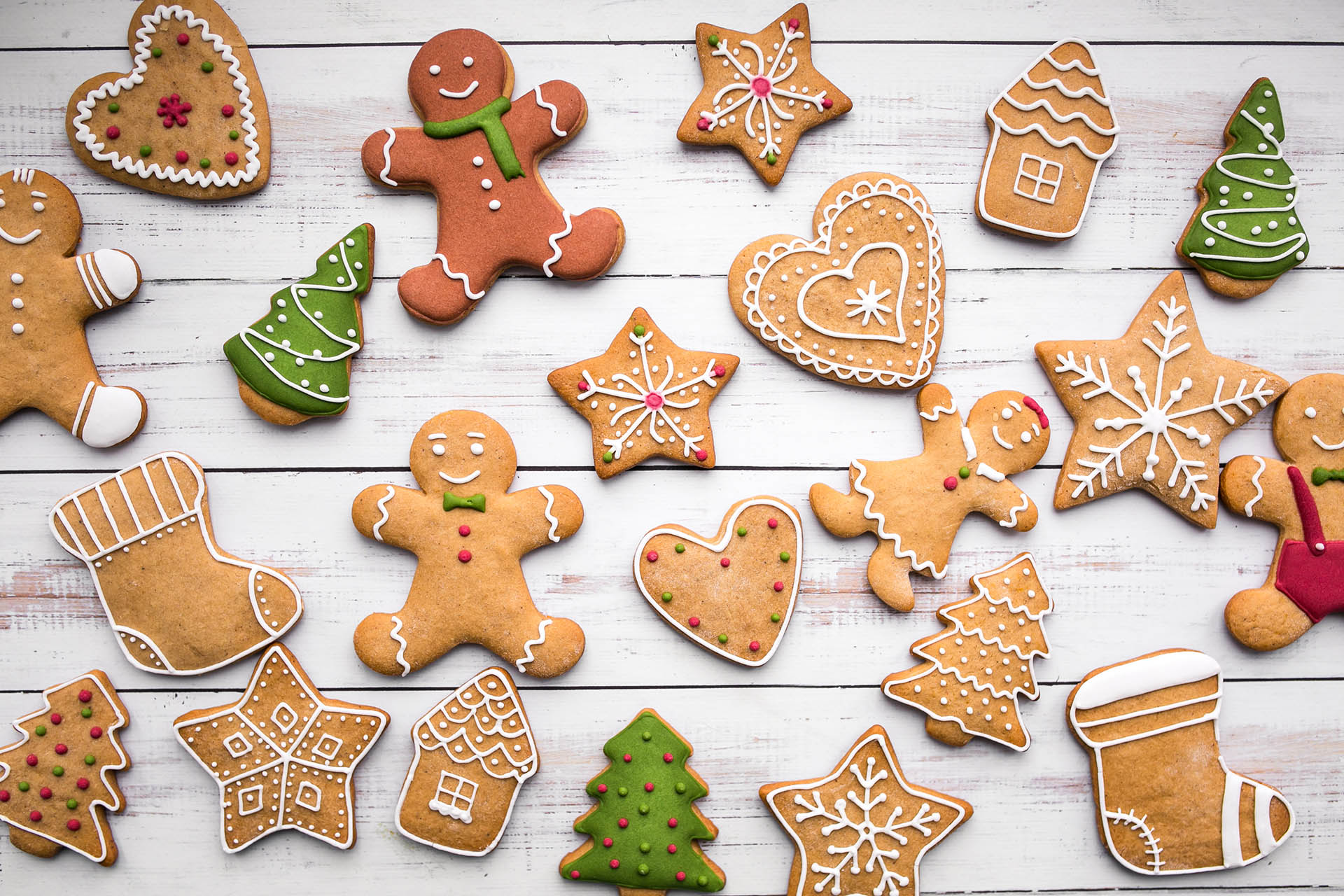 I biscotti di pan di zenzero, o gingerbread, portano la magia del Natale con le sue spezie e forme. Un momento di unione della famiglia, sono biscotti che spesso vengono donati agli amici e ai propri cari.