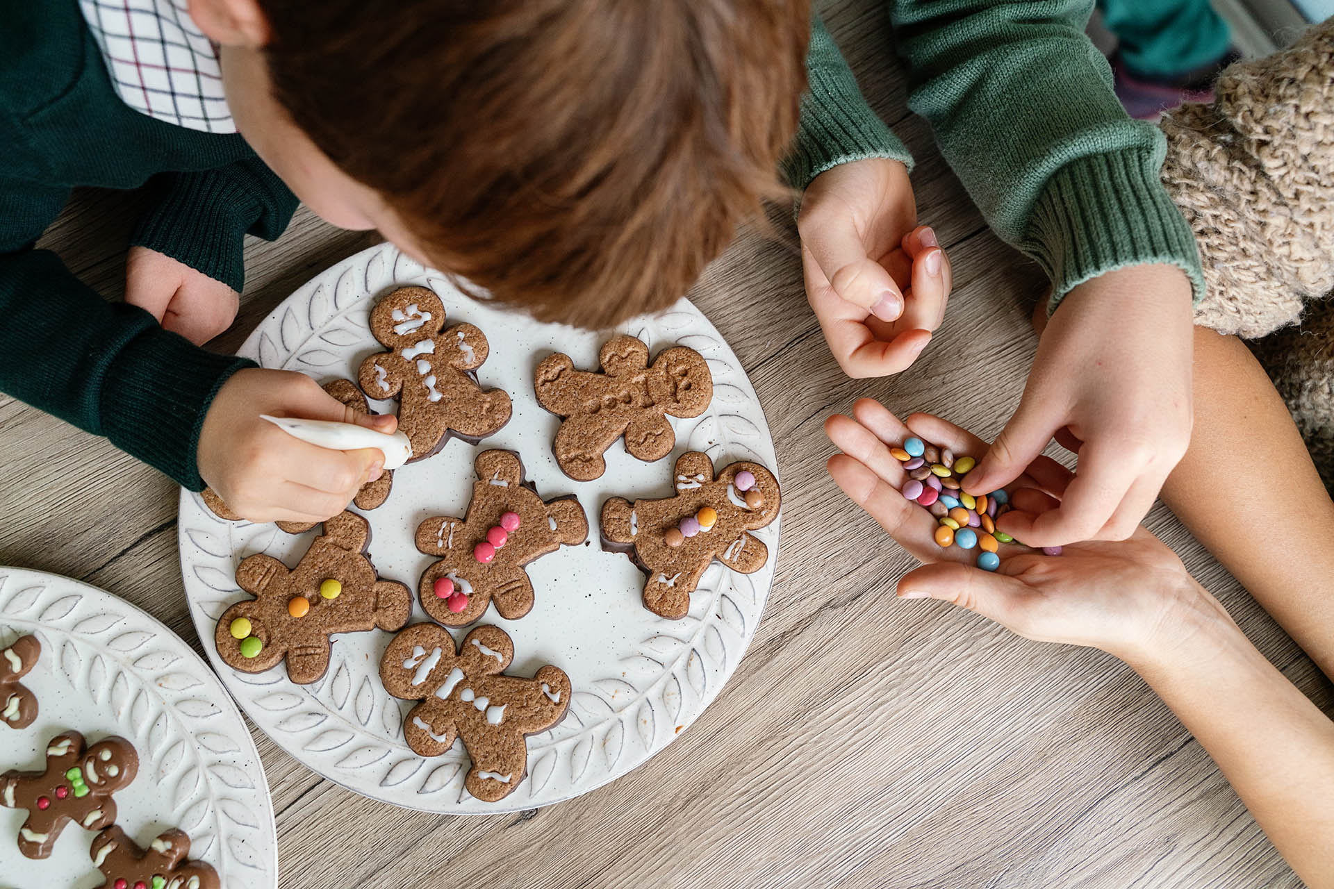I gingerbread cookie sono una tradizione natalizia per stare insieme in famiglia e condividere momenti insieme in cucina.